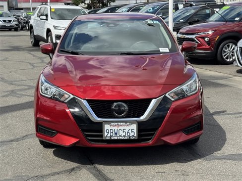 Used 2020 Nissan Versa SV image 2