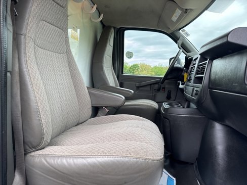 Used 2017 Chevrolet Express 4500 Extended image 22
