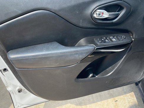 Used 2019 Jeep Cherokee Latitude Plus image 8