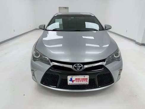 Used 2017 Toyota Camry SE image 3