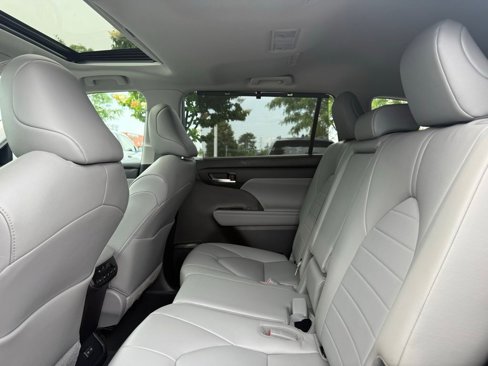 Used 2023 Toyota Highlander L image 15