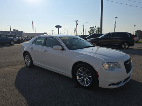Used 2016 Chrysler 300 Limited image 3