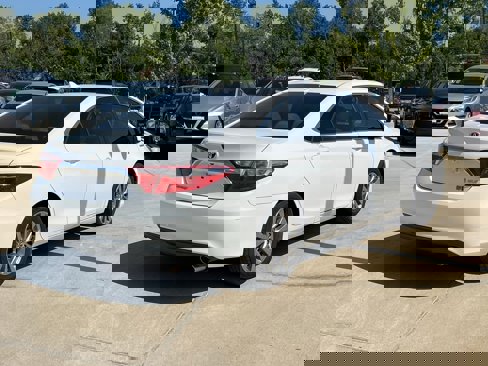 Used 2017 Toyota Camry XLE image 12