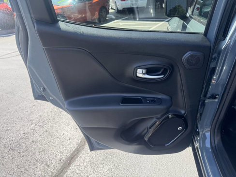 Used 2018 Jeep Renegade Altitude w/ UConnect 8.4 Nav Group image 17