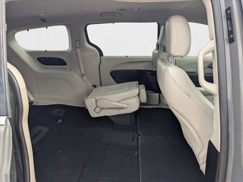 Used 2021 Chrysler Pacifica Touring-L image 18