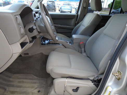 Used 2007 Jeep Commander Sport image 9