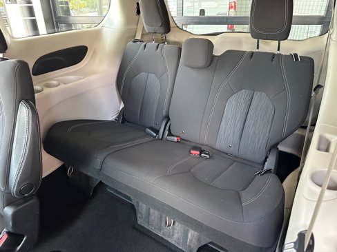 Used 2020 Chrysler Voyager LX image 13