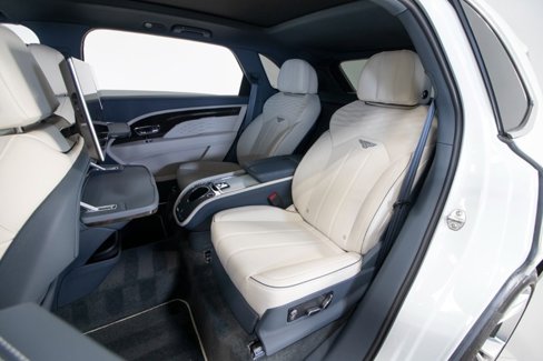 Used 2023 Bentley Bentayga Extended Wheelbase image 45