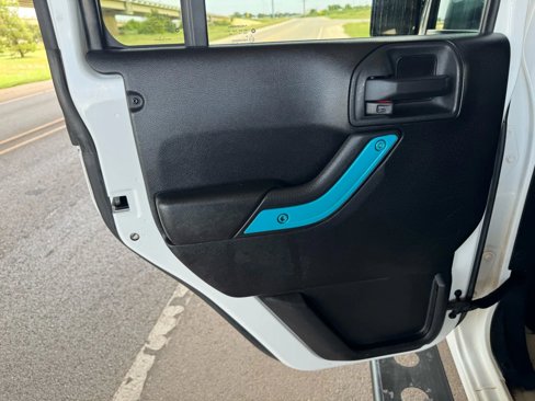 Used 2015 Jeep Wrangler Unlimited Sahara w/ Connectivity Group image 18