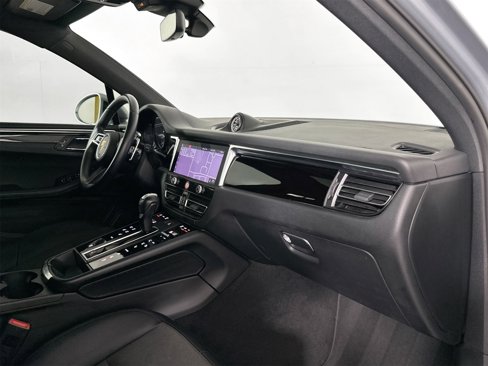 Certified 2022 Porsche Macan image 30