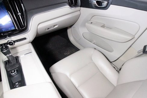 Used 2018 Volvo XC60 T5 Momentum w/ Vision Package image 9