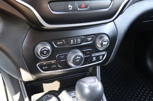 Used 2019 Jeep Cherokee Latitude Plus w/ Cold Weather Group image 15