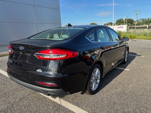 Used 2019 Ford Fusion SE image 3
