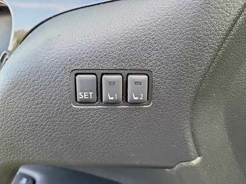 Used 2019 Nissan Rogue SL w/ Premium Package image 18
