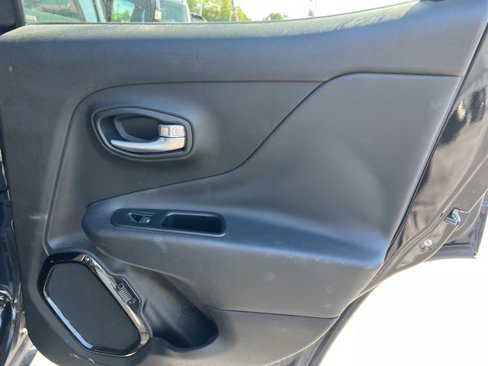 Used 2016 Jeep Renegade Latitude image 19