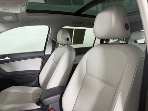 Used 2019 Volkswagen Tiguan SE w/ Panoramic Sunroof Package image 6