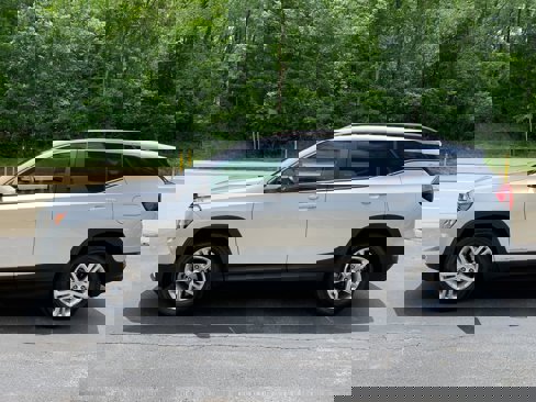Used 2022 GMC Terrain SLE w/ Driver Convenience Package image 4