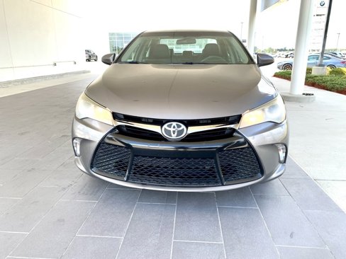 Used 2017 Toyota Camry SE image 2