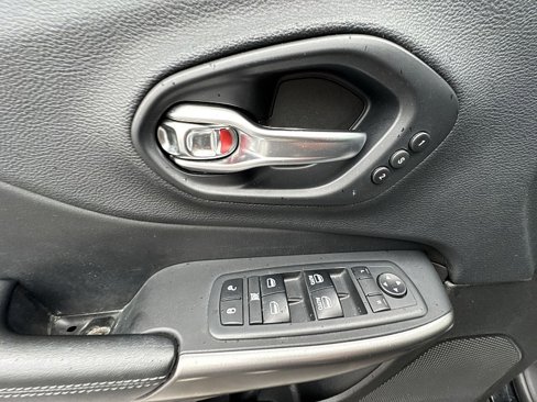 Used 2019 Jeep Cherokee Overland w/ Technology Group image 22
