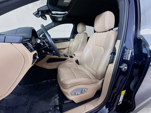 Certified 2022 Porsche Macan image 5