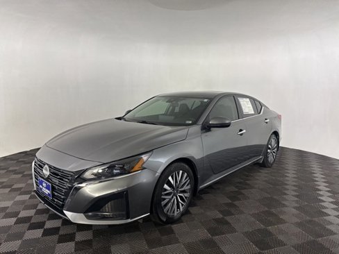 Used 2023 Nissan Altima 2.5 SV w/ SV Premium Package image 3