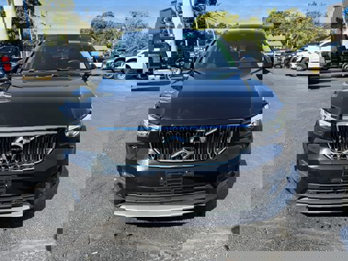 Used 2020 Volvo XC40 T5 Momentum image 2