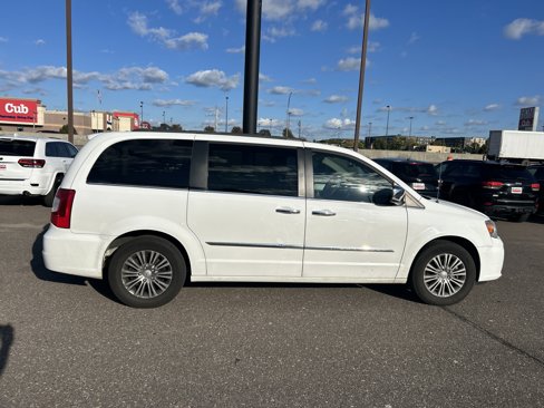 Used 2014 Chrysler Town & Country Touring-L w/ Driver Convenience Group image 6
