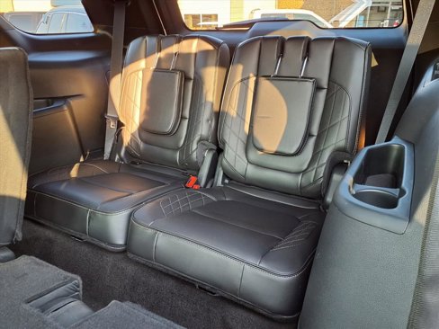 Used 2018 Ford Explorer Platinum image 18