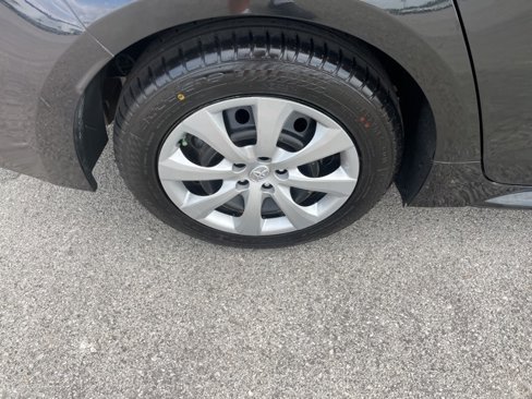 Used 2021 Toyota Corolla LE image 14