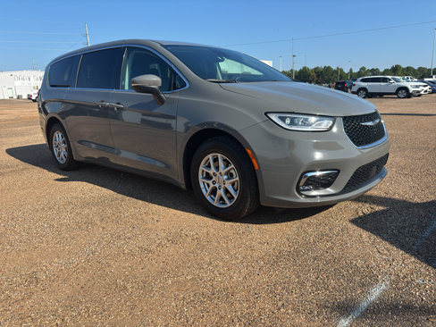 Used 2023 Chrysler Pacifica Touring-L image 7