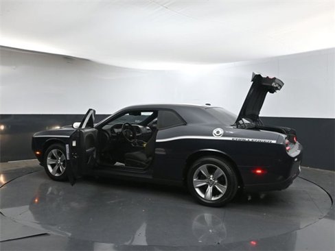 Used 2019 Dodge Challenger SXT image 40