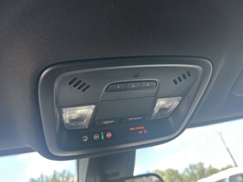 Used 2022 Chevrolet Traverse LT image 29