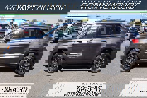 Used 2017 Jeep Grand Cherokee Limited w/ Trailer Tow Group IV image 24
