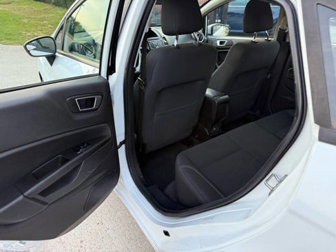 Used 2016 Ford Fiesta SE image 16