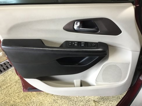 Used 2017 Chrysler Pacifica Touring-L Plus image 41