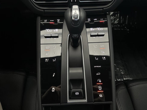 Used 2023 Porsche Macan Turbo image 37