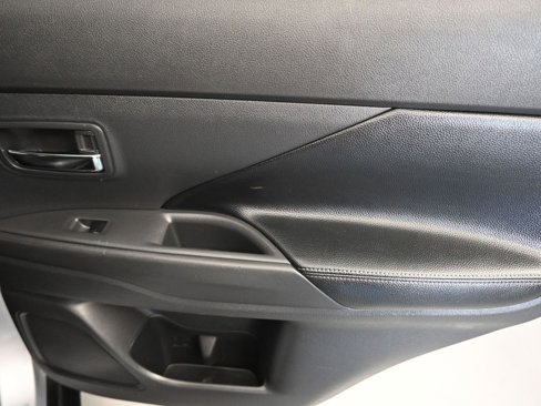 Used 2015 Mitsubishi Outlander SE image 41