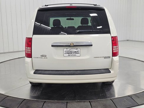 Used 2010 Chrysler Town & Country Touring image 31