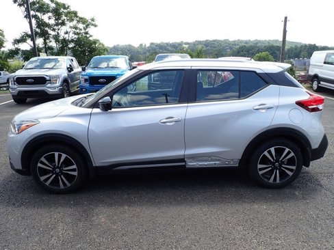 Used 2019 Nissan Kicks SR image 2