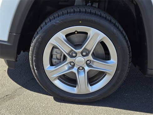 Used 2024 Jeep Compass Latitude image 9
