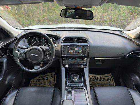 Used 2018 Jaguar F-PACE Premium image 21