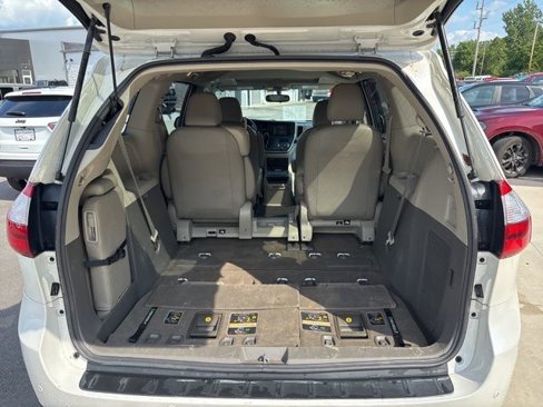 Used 2016 Toyota Sienna L image 7