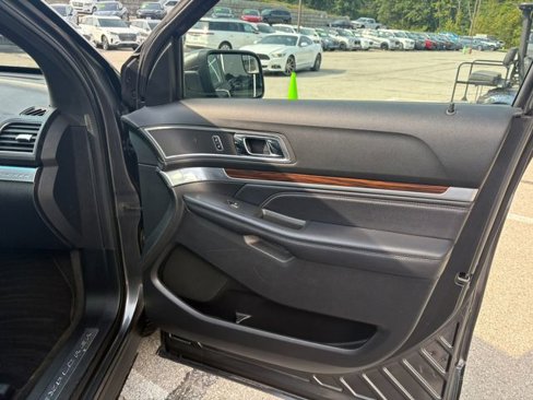 Used 2017 Ford Explorer Limited image 25
