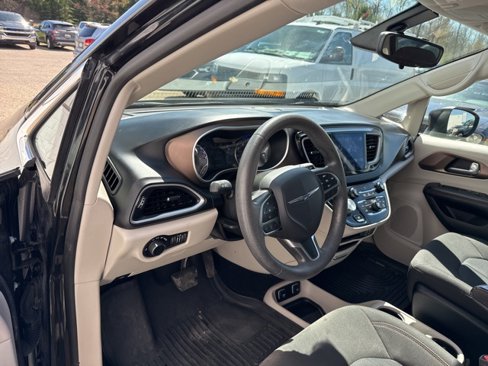 Used 2017 Chrysler Pacifica Touring image 12