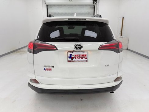 Used 2018 Toyota RAV4 LE image 39