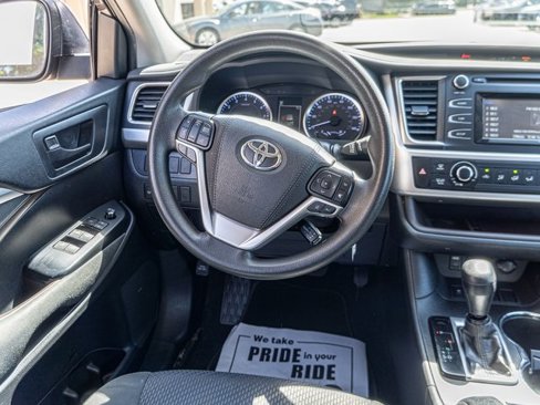 Used 2019 Toyota Highlander LE image 12