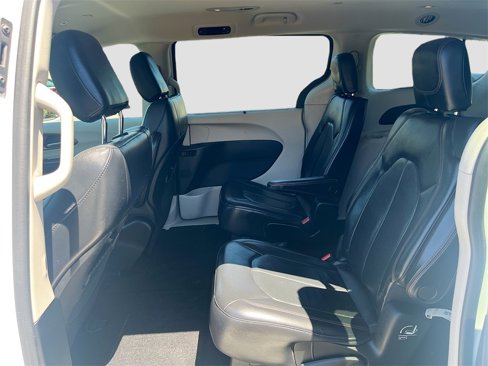 Used 2018 Chrysler Pacifica Touring-L image 24