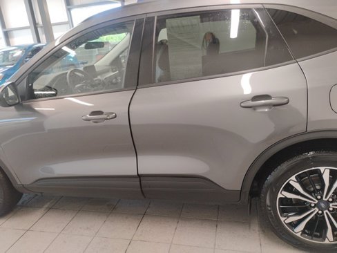 Used 2021 Ford Escape SE w/ SE Sport Appearance Package image 4