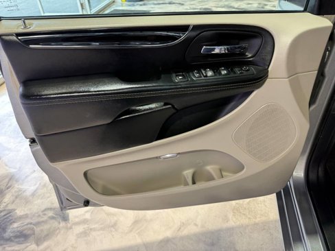 Used 2017 Dodge Grand Caravan SXT image 26