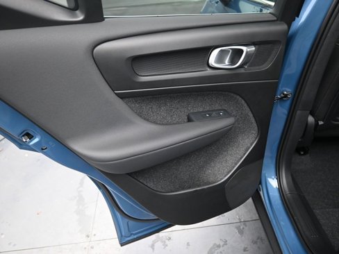 New 2025 Volvo XC40 B5 Core image 27